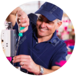 Assistência técnica especializada na multponto. Mecânico com roupa azul consertando um máquina de costura.