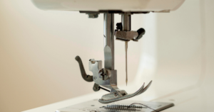 Qual agulha usar em cada tipo de tecido? Guia completo para costureiras 2026